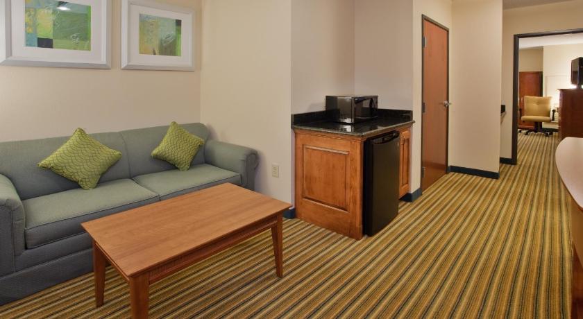 Holiday Inn Express Hotel & Suites Fredericksburg