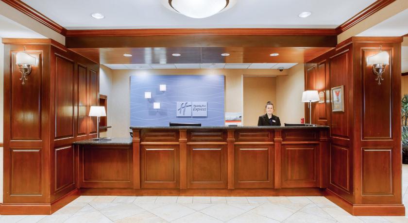 Holiday Inn Express Hotel & Suites Bloomington photo