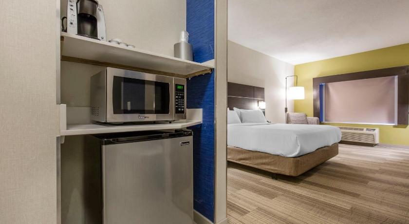 Holiday Inn Express & Suites Chicago West - St Charles