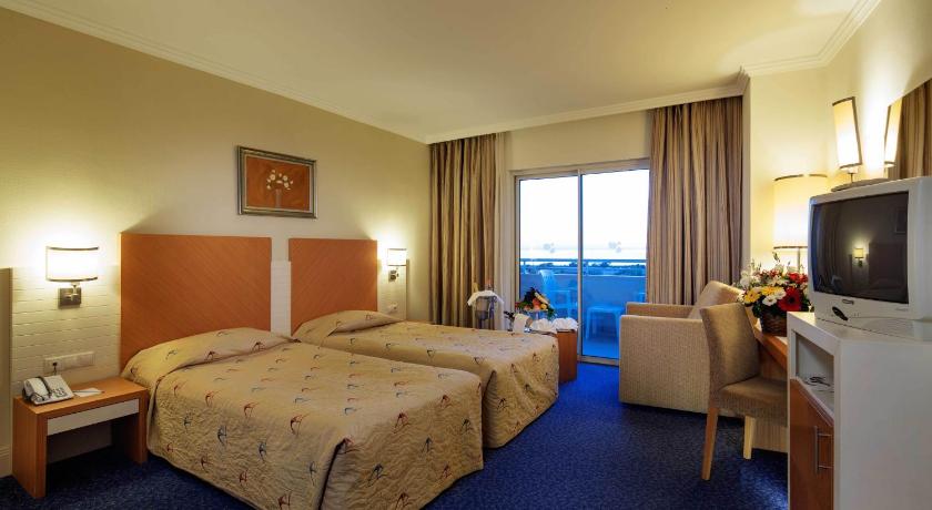 Crystal Admiral Resort Suites & Spa - image 13