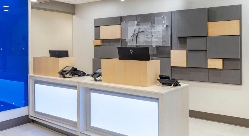 Holiday Inn Express Hotel & Suites Albuquerque Midtown photo