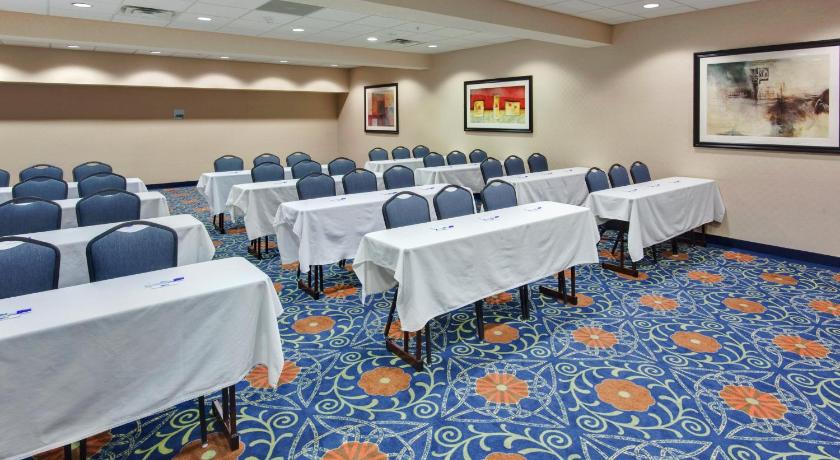 Holiday Inn Express Hotel & Suites - Novi