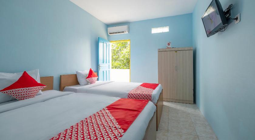 a bedroom with a bed and a window, OYO 2775 Rf Homestay in Makassar