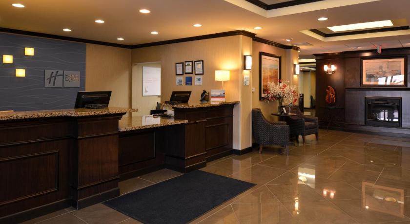 Holiday Inn Express & Suites Fairmont