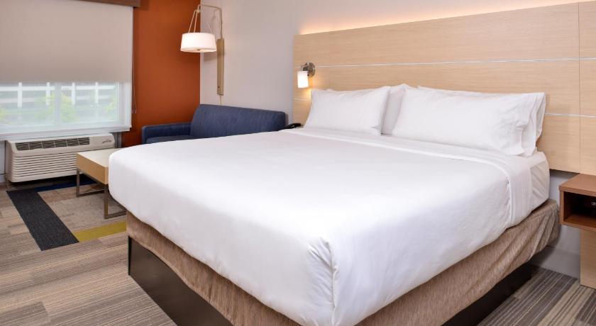 Holiday Inn Express Hotel and Suites Cincinnati - Mason