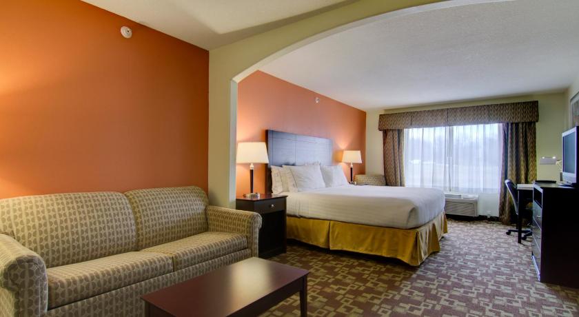 Holiday Inn Express Hotel & Suites Kansas City Sports Complex