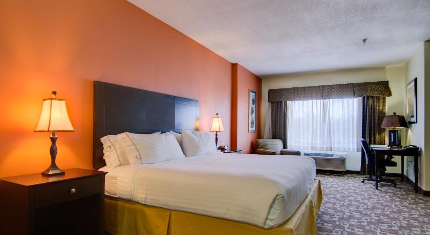 Holiday Inn Express Hotel & Suites Kansas City Sports Complex