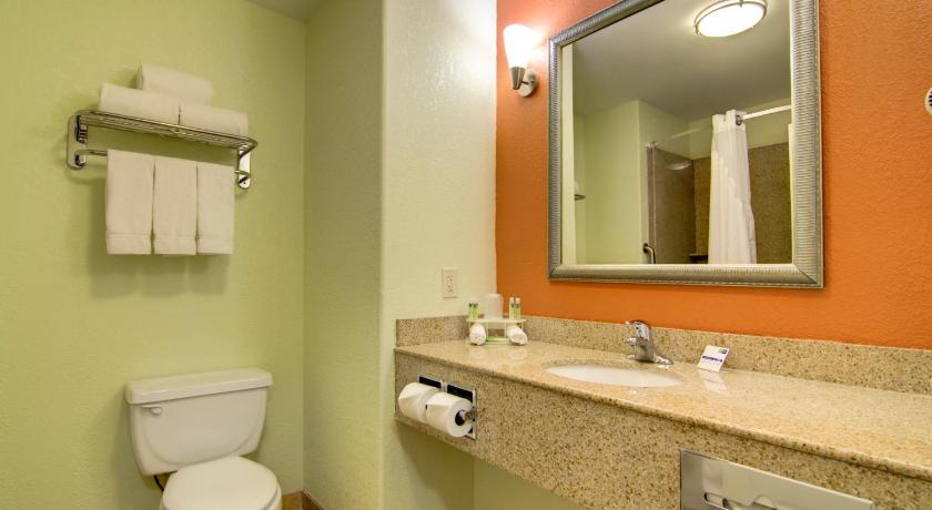 Holiday Inn Express Hotel & Suites Kansas City Sports Complex