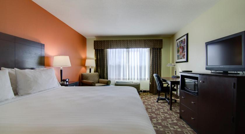 Holiday Inn Express Hotel & Suites Kansas City Sports Complex