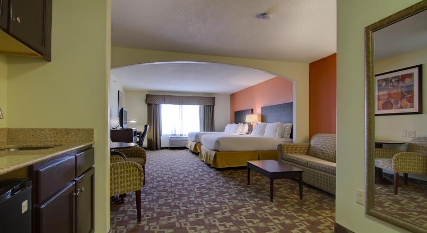 Holiday Inn Express Hotel & Suites Kansas City Sports Complex