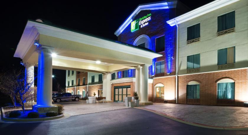 a large building with a clock on the front of it, Holiday Inn Express Suites Little Rock West in Little Rock (AR)