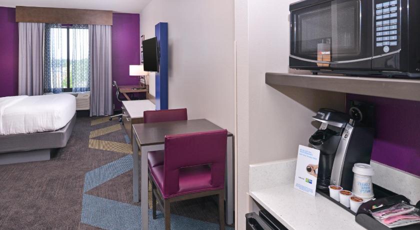 Holiday Inn Express & Suites Bryant West