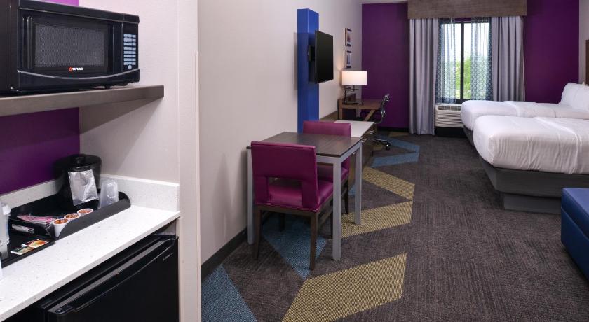 Holiday Inn Express & Suites Bryant West