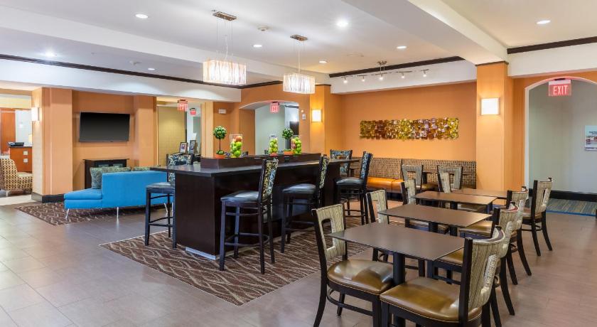 Holiday Inn Express Hotel & Suites Dallas West