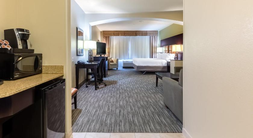 Holiday Inn Express Hotel & Suites Dallas West