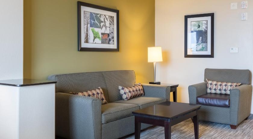 Holiday Inn Express Hotel & Suites Dallas West