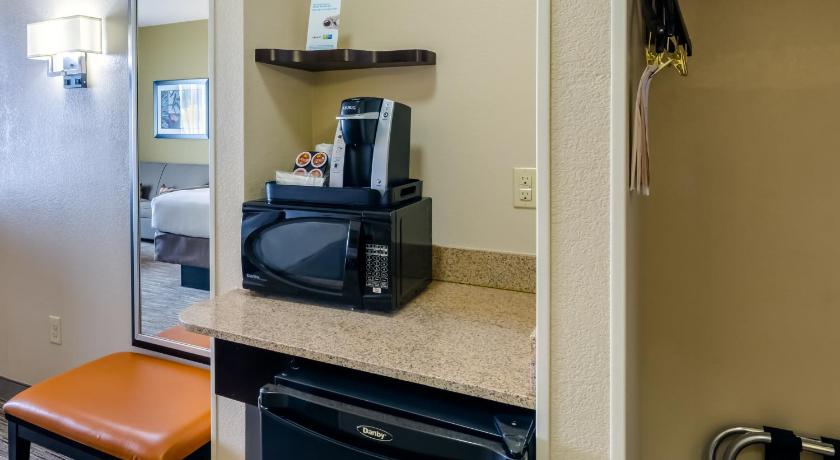 Holiday Inn Express Hotel & Suites Dallas West