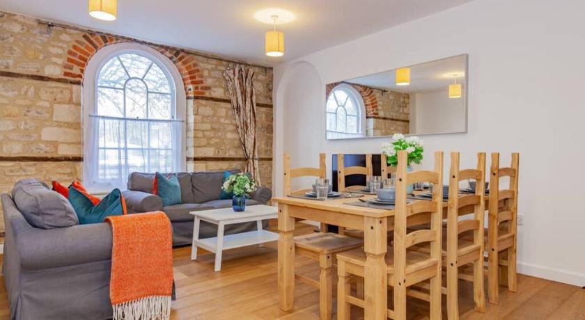 Unique and quirky central apartment with parking