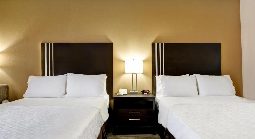 Holiday Inn Express Hotel & Suites Milwaukee-New Berlin