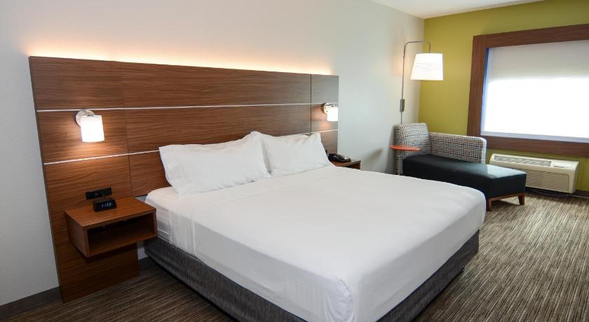 Holiday Inn Express Hotel & Suites New Boston