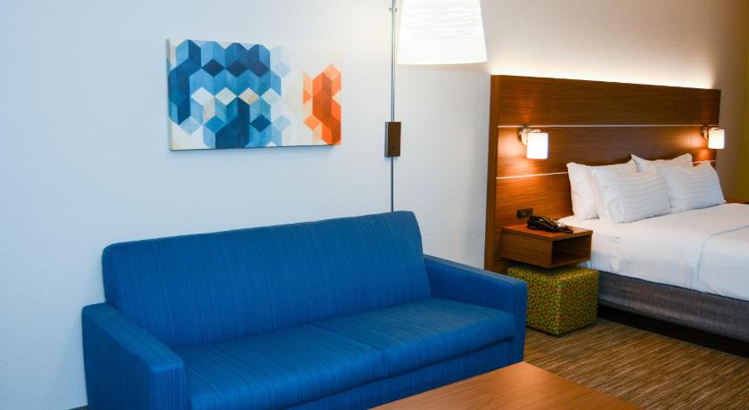 Holiday Inn Express Hotel & Suites New Boston