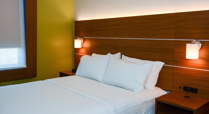 Holiday Inn Express Hotel & Suites New Boston