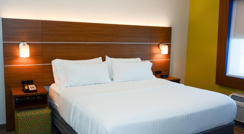 Holiday Inn Express Hotel & Suites New Boston