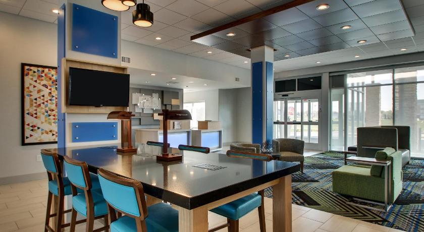 Holiday Inn Express & suites Findlay North photo