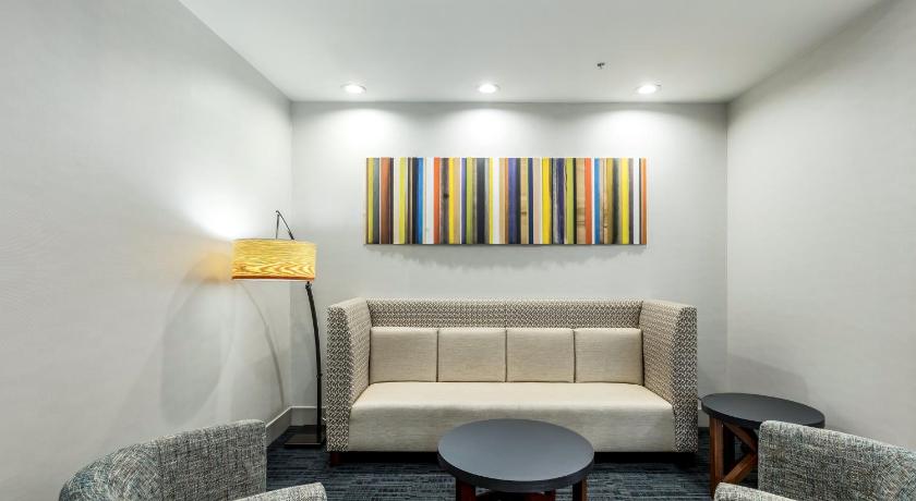 Holiday Inn Express & Suites Jersey City North - Hoboken photo