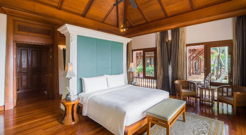 Фото: The JW Royal Villa, 2 Bedroom Villa, Bedroom 1: 1 King, Bedroom 2: 1 King, Oceanfront 12