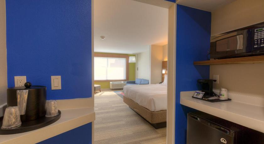 Holiday Inn Express & Suites Tulsa Midtown