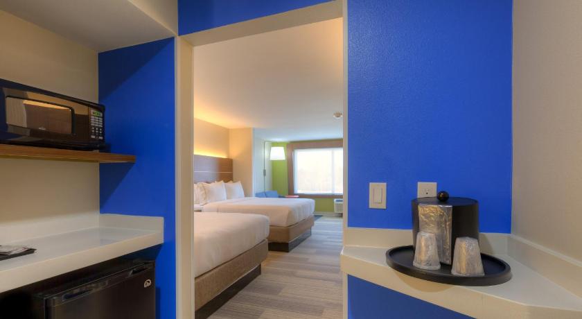 Holiday Inn Express & Suites Tulsa Midtown