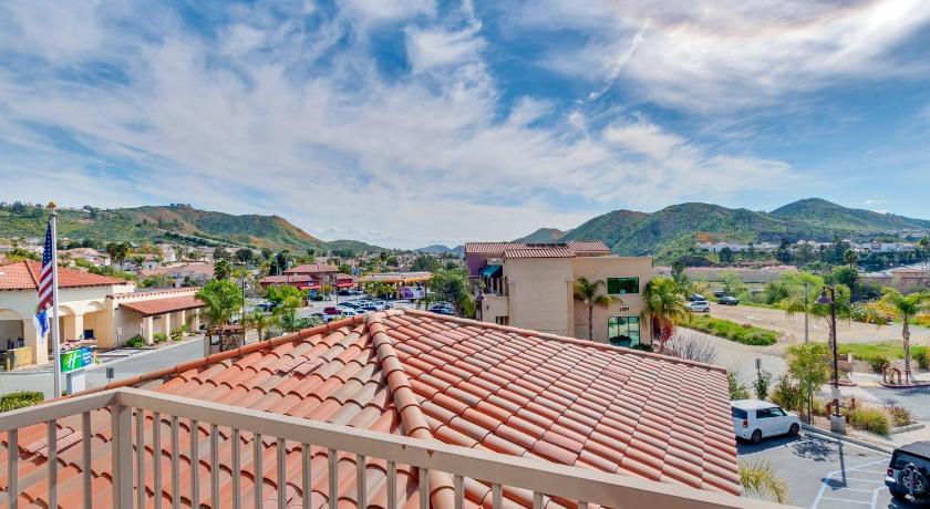 Holiday Inn Express Hotel & Suites Lake Elsinore