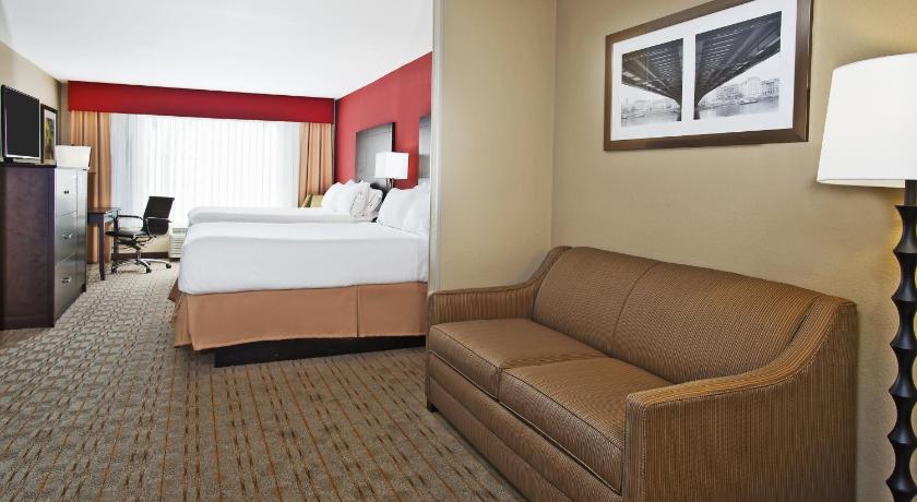 Holiday Inn Express & Suites Springfield