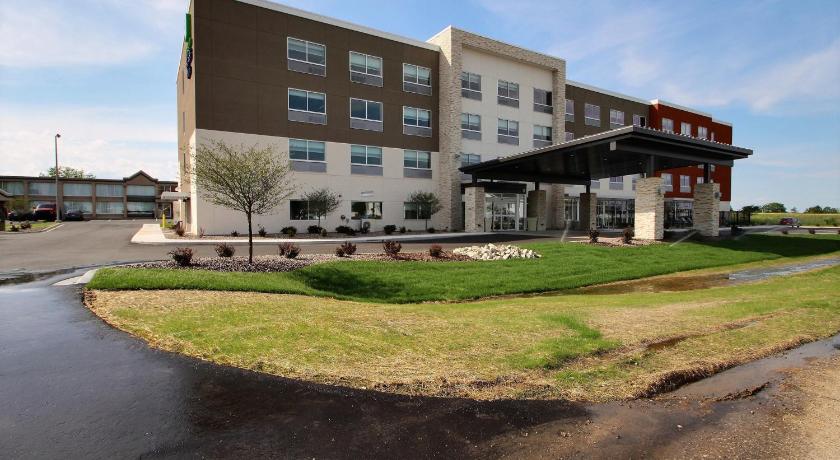 Holiday Inn Express & Suites Fond Du Lac photo