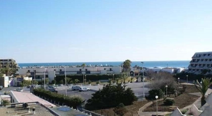 a city with a lot of buildings and trees, Cap d'Agde Naturiste Heliopolis F61 vue mer in Agde