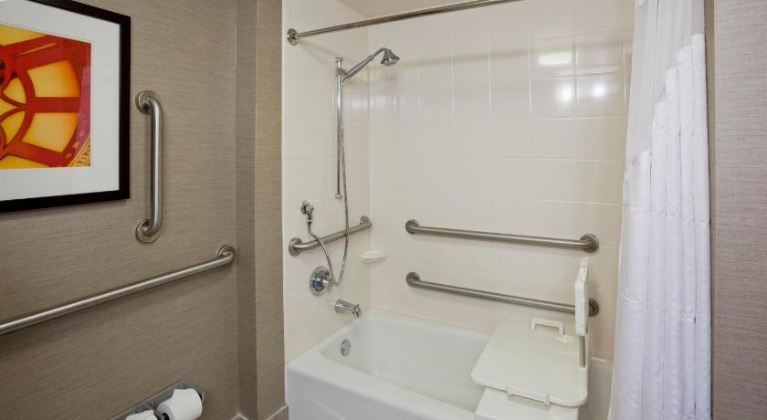 Holiday Inn Express & Suites Bloomington West