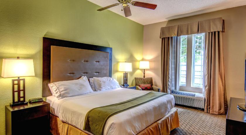 Holiday Inn Express & Suites Wallace-Hwy 41