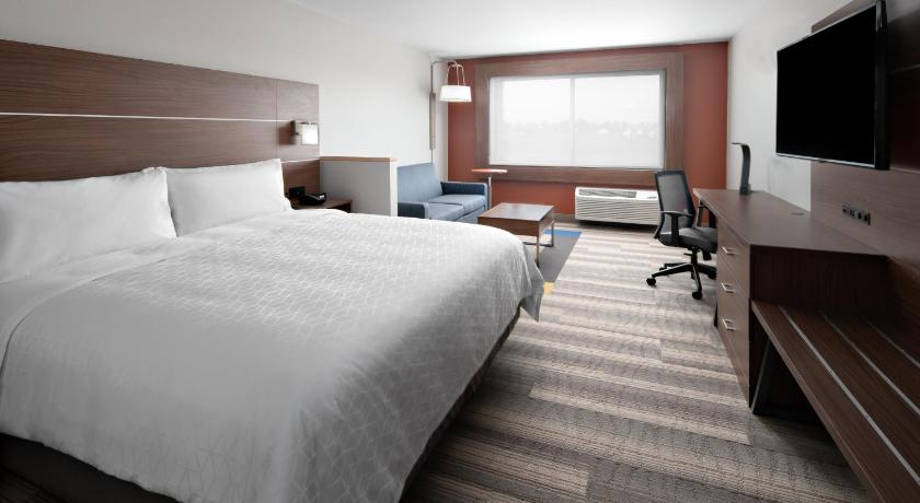 Holiday Inn Express And Suites Elkhorn - Lake Geneva Area