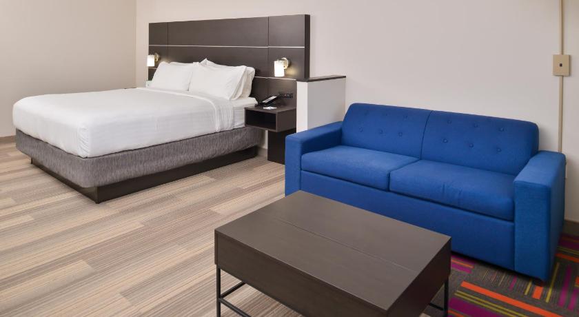 Holiday Inn Express & Suites Kansas City - Lee's Summit