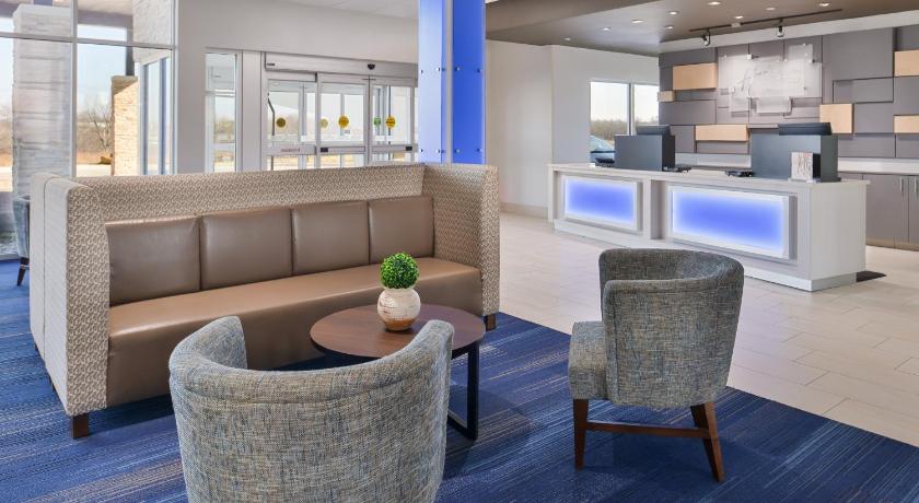 Holiday Inn Express & Suites Kansas City - Lee's Summit photo