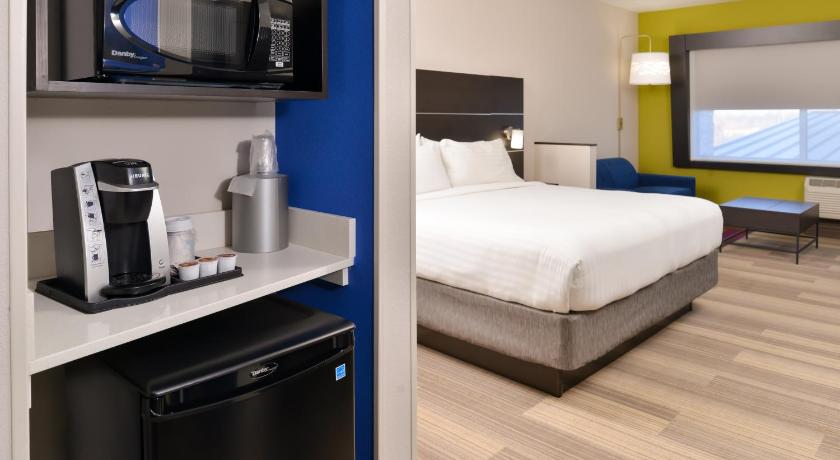 Holiday Inn Express & Suites Kansas City - Lee's Summit