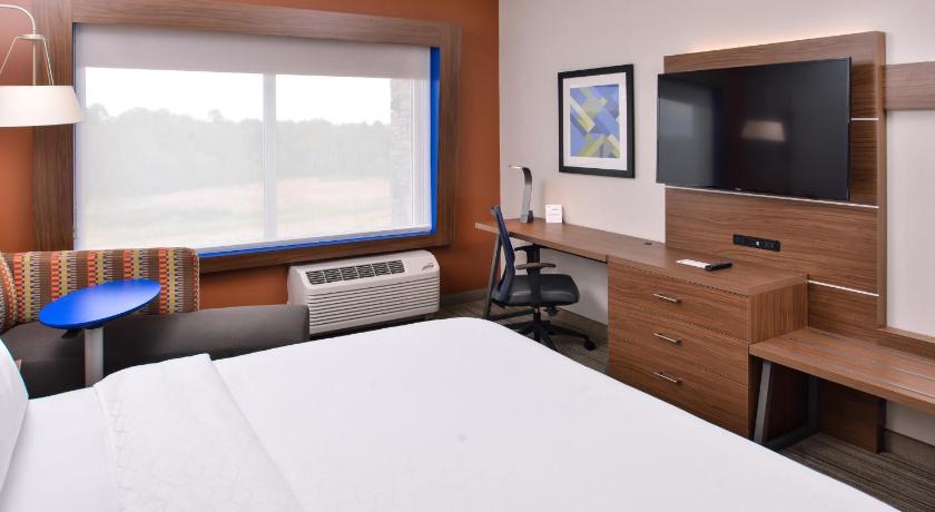 Holiday Inn Express & Suites Farmville