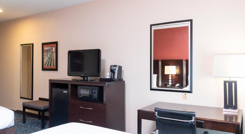 Holiday Inn Express & Suites - New Philadelphia Southwest