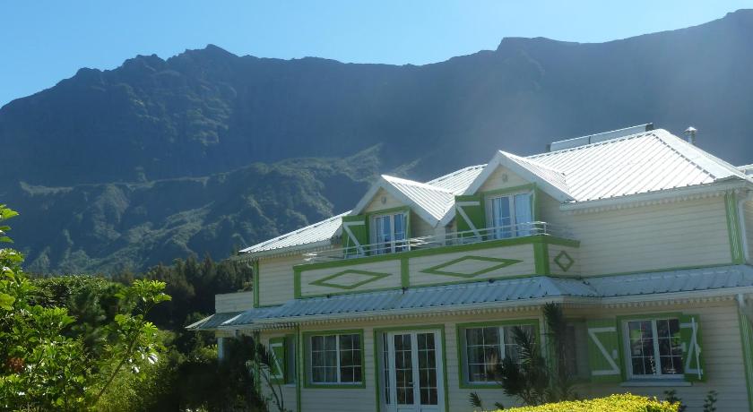 a large white house with a view of the mountains, Chambres d'Hotes Doris in Reunion