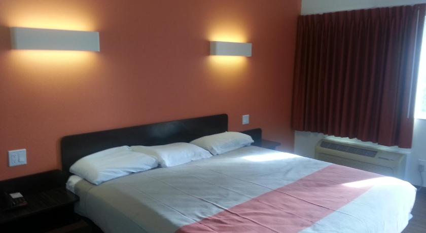 Motel 6 Bell Gardens In Los Angeles Ca Room Deals Photos Reviews Deluxe King Room Non Smoking