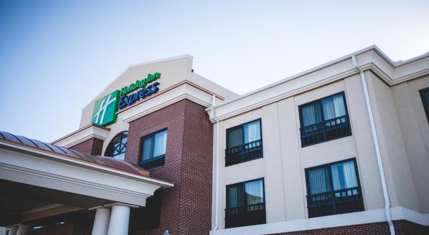 a large building with a sign on top of it, Holiday Inn Express & Suites Morton Peoria Area in Morton (IL)