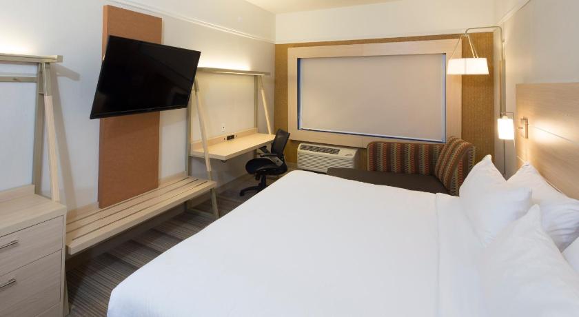 Holiday Inn Express & Suites Portage