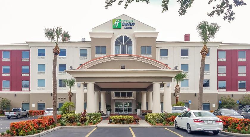 a large building with a clock on the front of it, Holiday Inn Express St. Petersburg North / I-275 in St. Petersburg (FL)