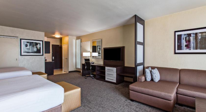 Holiday Inn Express & Suites Anaheim Resort Area